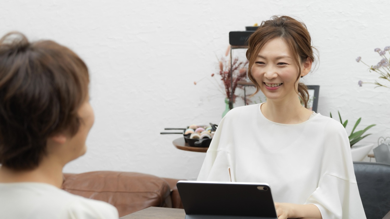 代表が相談者とコンサルティングで対話している様子