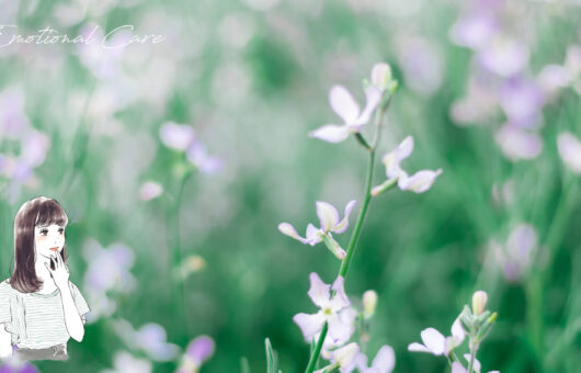 ぼかしの中に浮かぶ薄紫の花と、繊細な表情の女性イラストが、「敏感さ」と「傷つきやすさ」の中にある美しさを優しく伝えている。