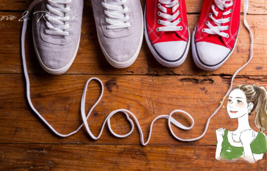 木の床に並ぶ2人のスニーカーと、靴紐で描かれた「love」の文字が、再びつながる愛と復縁を象徴している。