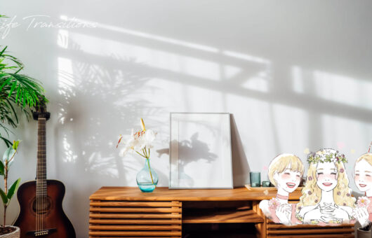 植物と光が差し込む穏やかな部屋、笑顔の3人の女性イラスト。内面と外面の充実が調和した暮らしを表現。