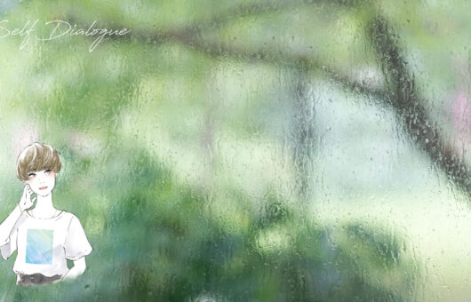 雨に濡れたガラス越しに外を見つめる中性的な人物。自己理解の揺らぎを感じる構図
