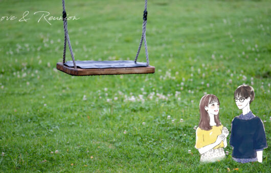 誰も座っていないブランコと芝生の風景。復縁が叶ったプロセスを表現。