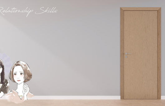 ドアの前で思案する女性と、奥にたたずむもう一人の女性のイラスト。人との距離感や対人ストレスを象徴する構図。