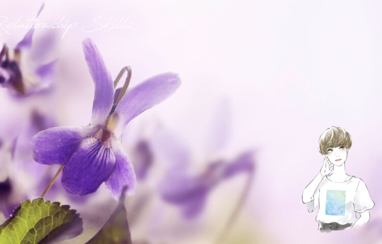 薄紫のスミレの花と、少し戸惑った表情の少年風イラスト。人生の転換期に立ち止まって考える時間を象徴するビジュアル。