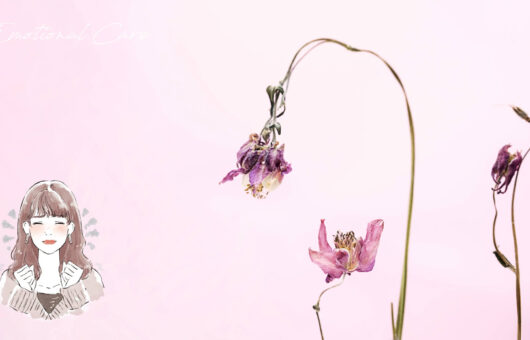 ピンクの背景にしおれた花、目を閉じてこらえるような女性のイラスト。すべてが嫌になる心の疲弊と回復への願いを象徴。