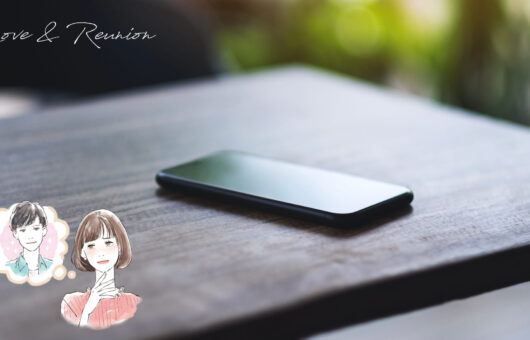 テーブルの上に置かれたスマートフォンと、連絡を待つ女性のイラスト。既読にならない不安や寂しさを感じさせる構図。