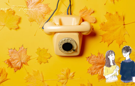 黄色の背景に広がる紅葉とダイヤル式電話。寄り添うカップルのイラスト。